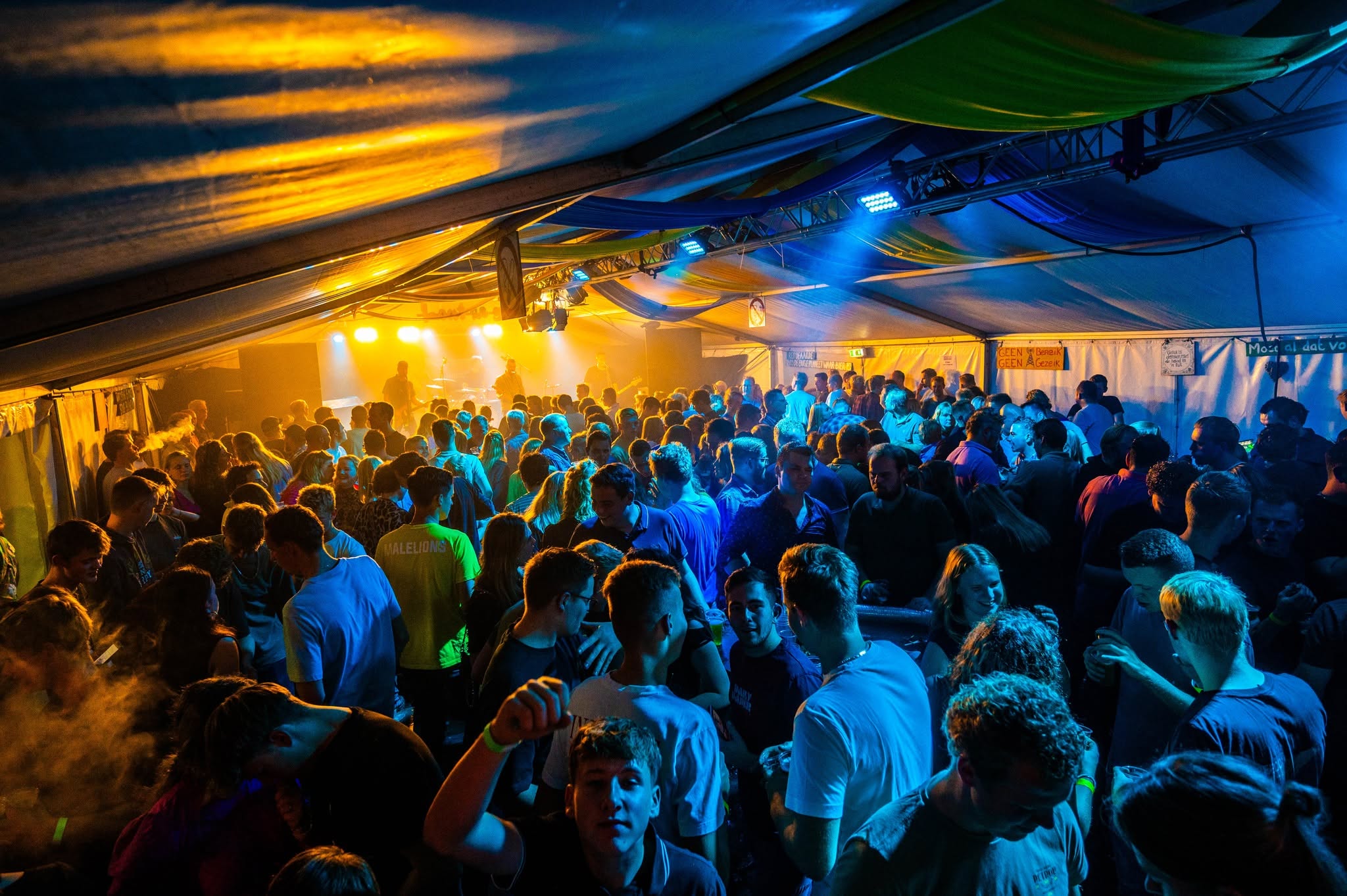 Een volle feesttent tijdens Hand in ’n Tuk Fest